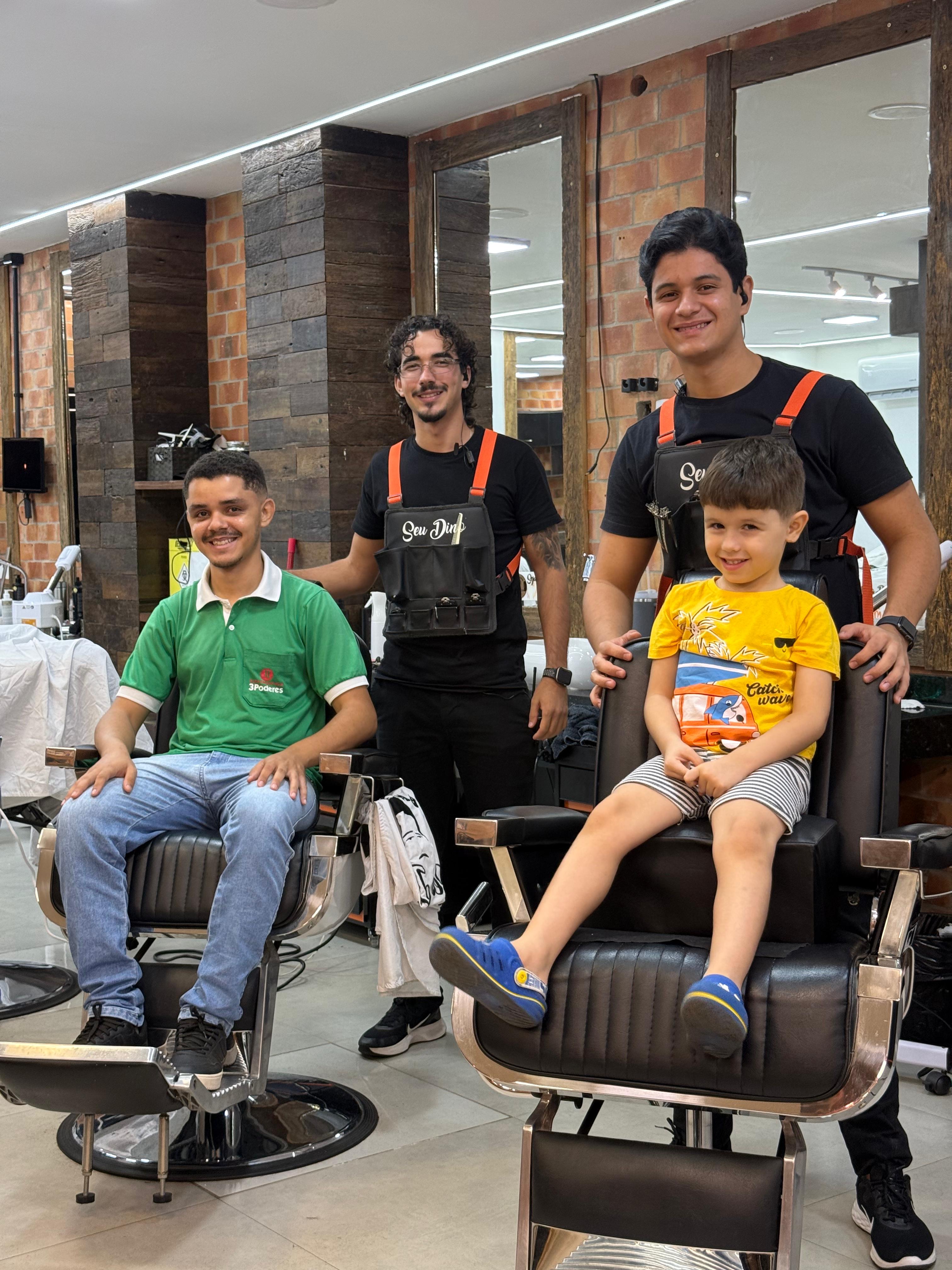 Pai e Filho na Barbearia Seu Dino