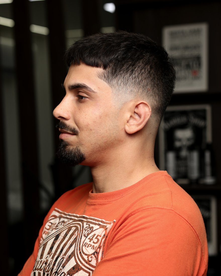 Corte social com barba alinhada